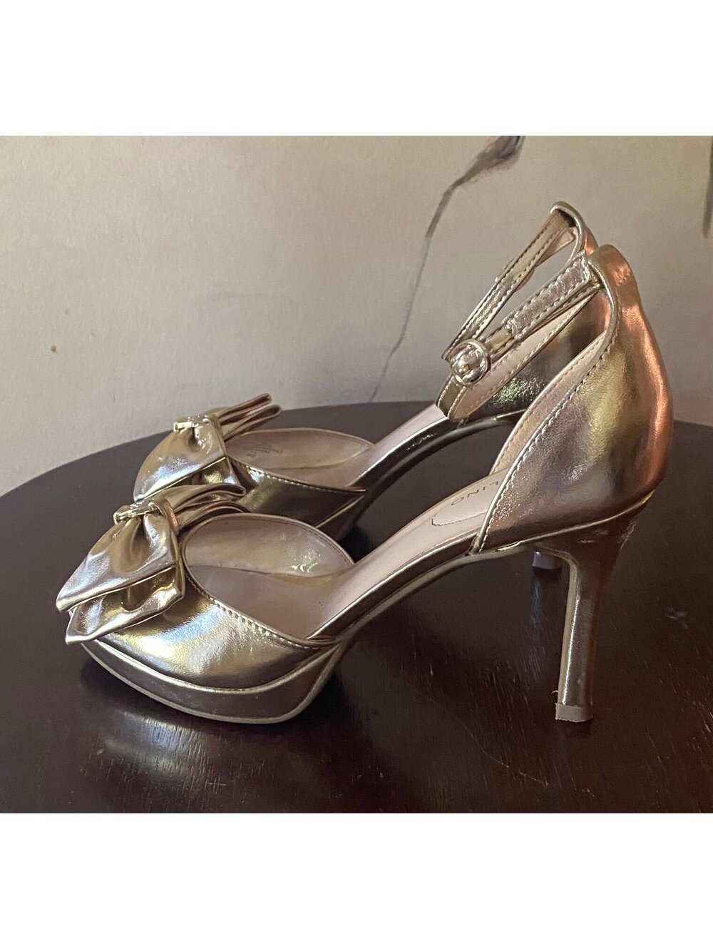 Bandolino Kissy Ankle Strap Sandal in Gold 6M